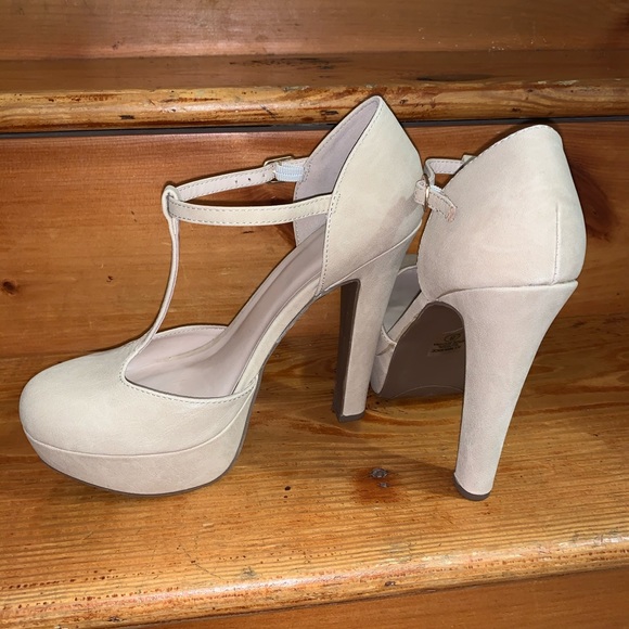 Nude closed toe heels - Picture 2 of 2